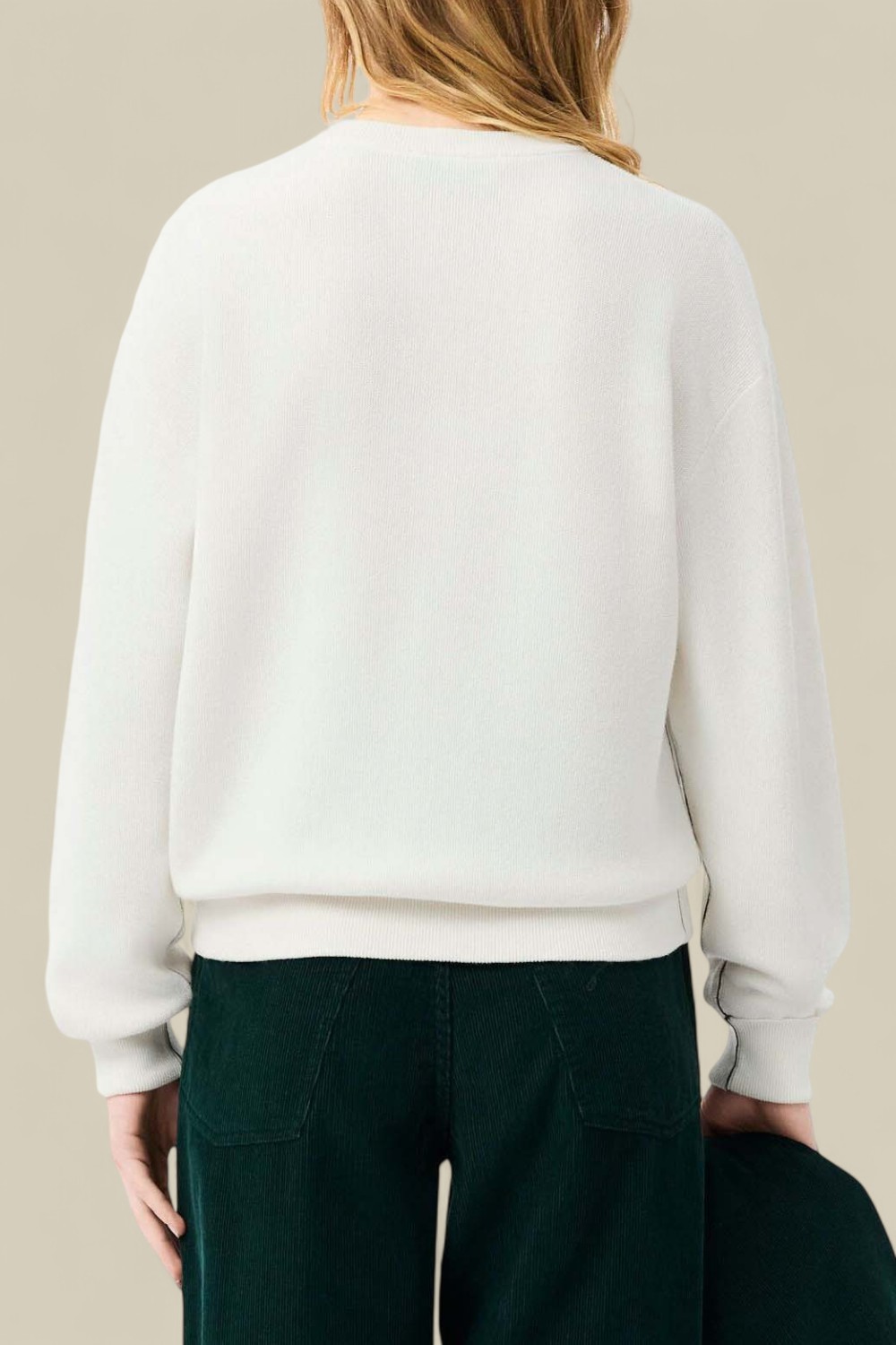 תמונת דוגמן אחורית של סוודר