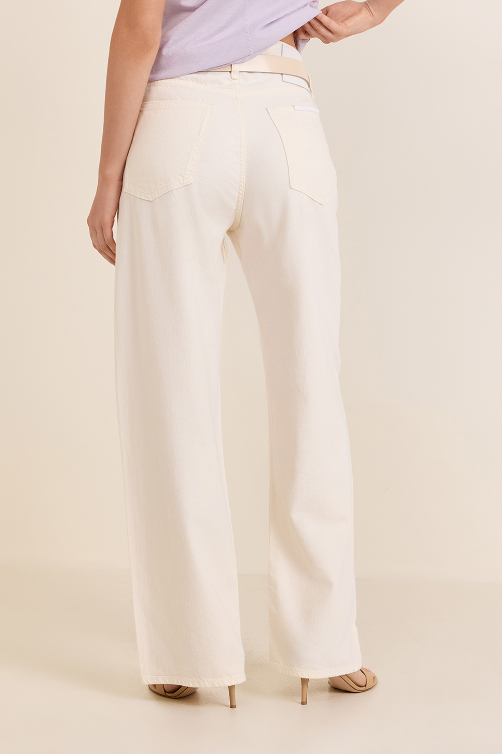 תמונת דוגמן אחורית של מכנסי ג'ינס בגזרה מתרחבת