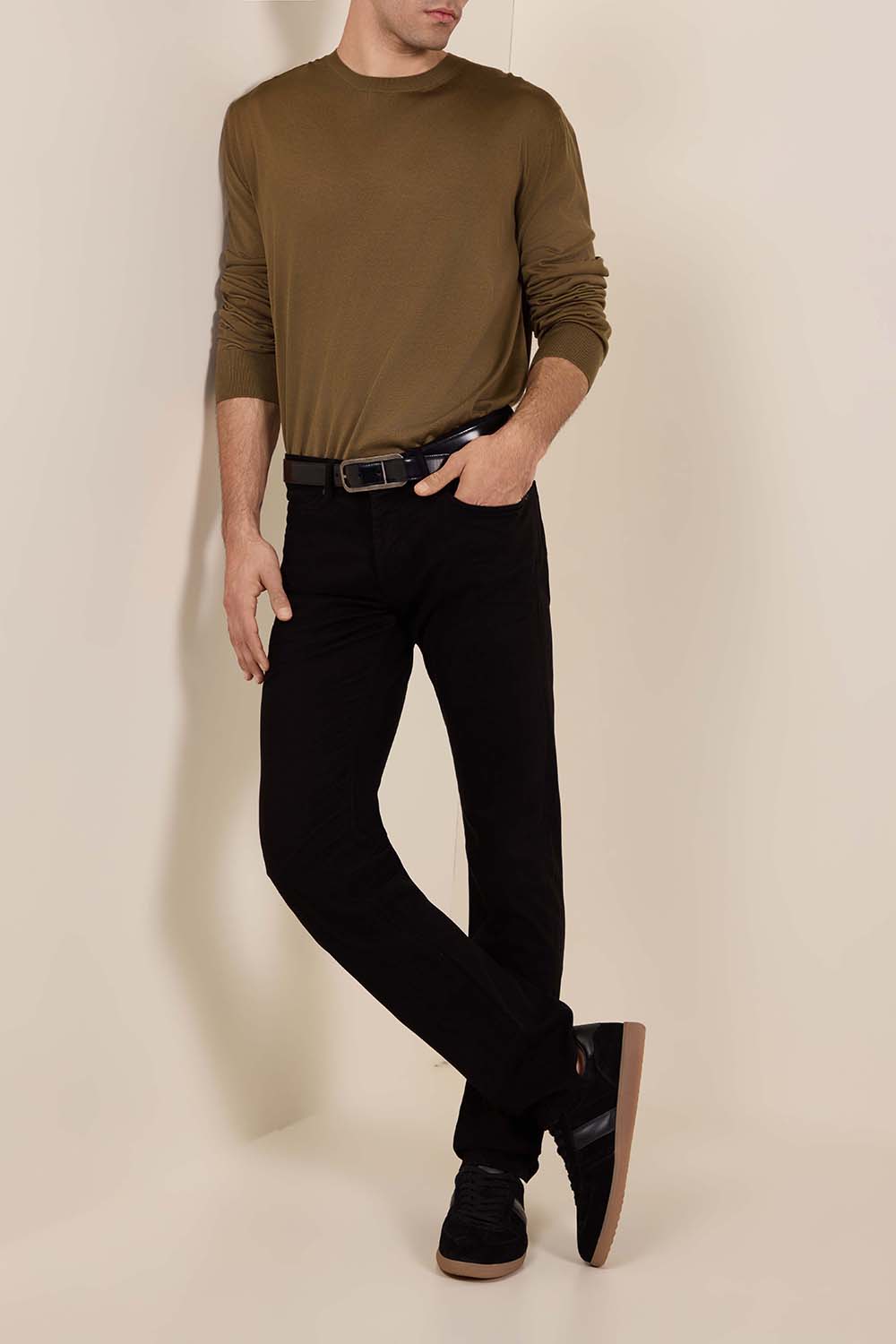 תמונת דוגמן קידמית של נעלי סניקרס