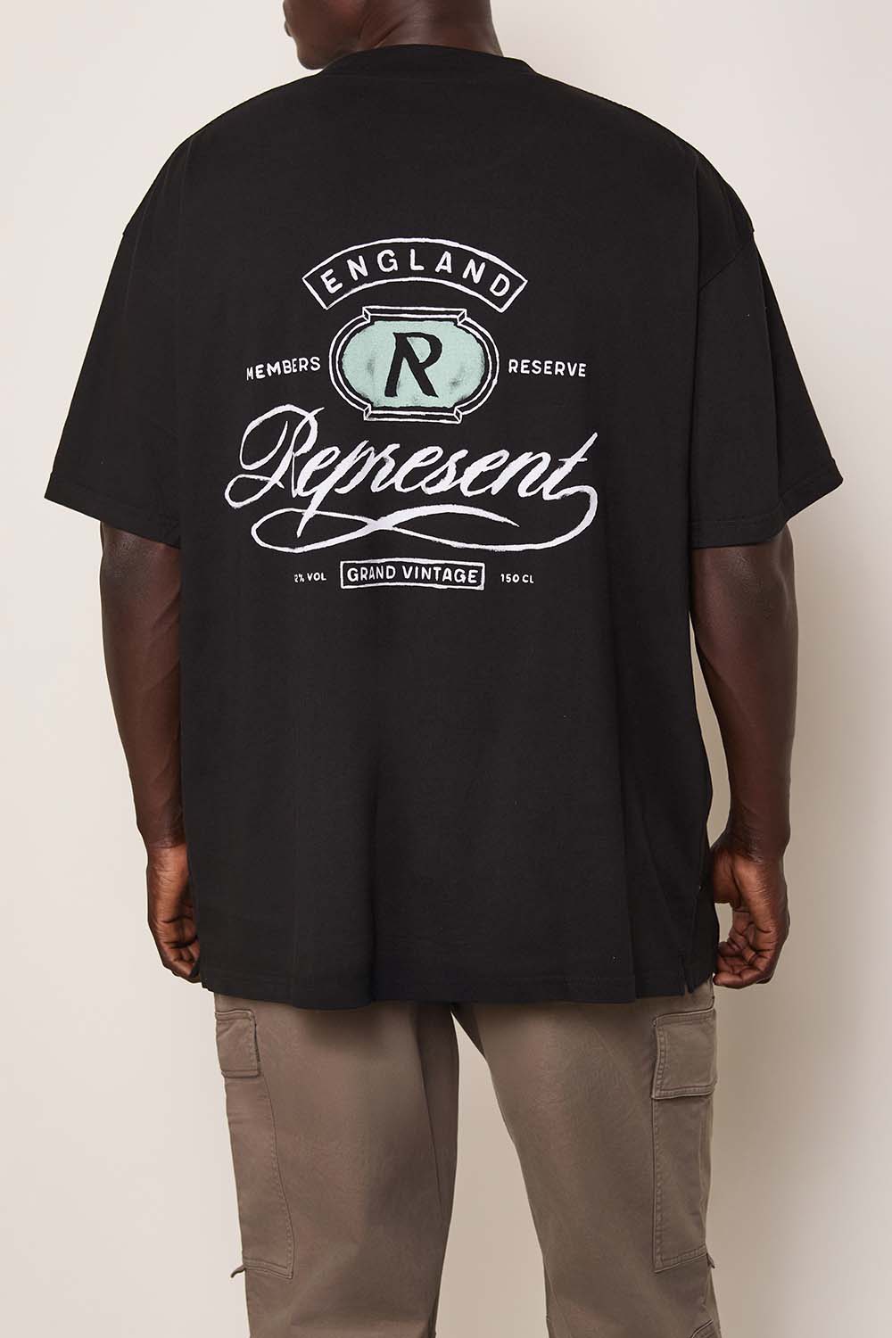 תמונת תקריב דוגמן של חולצת טי אוברסייז