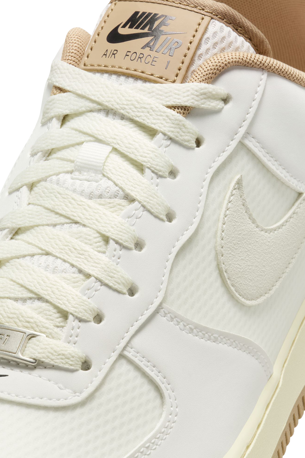 תמונת פנים של נעלי סניקרס אייר פורס 1