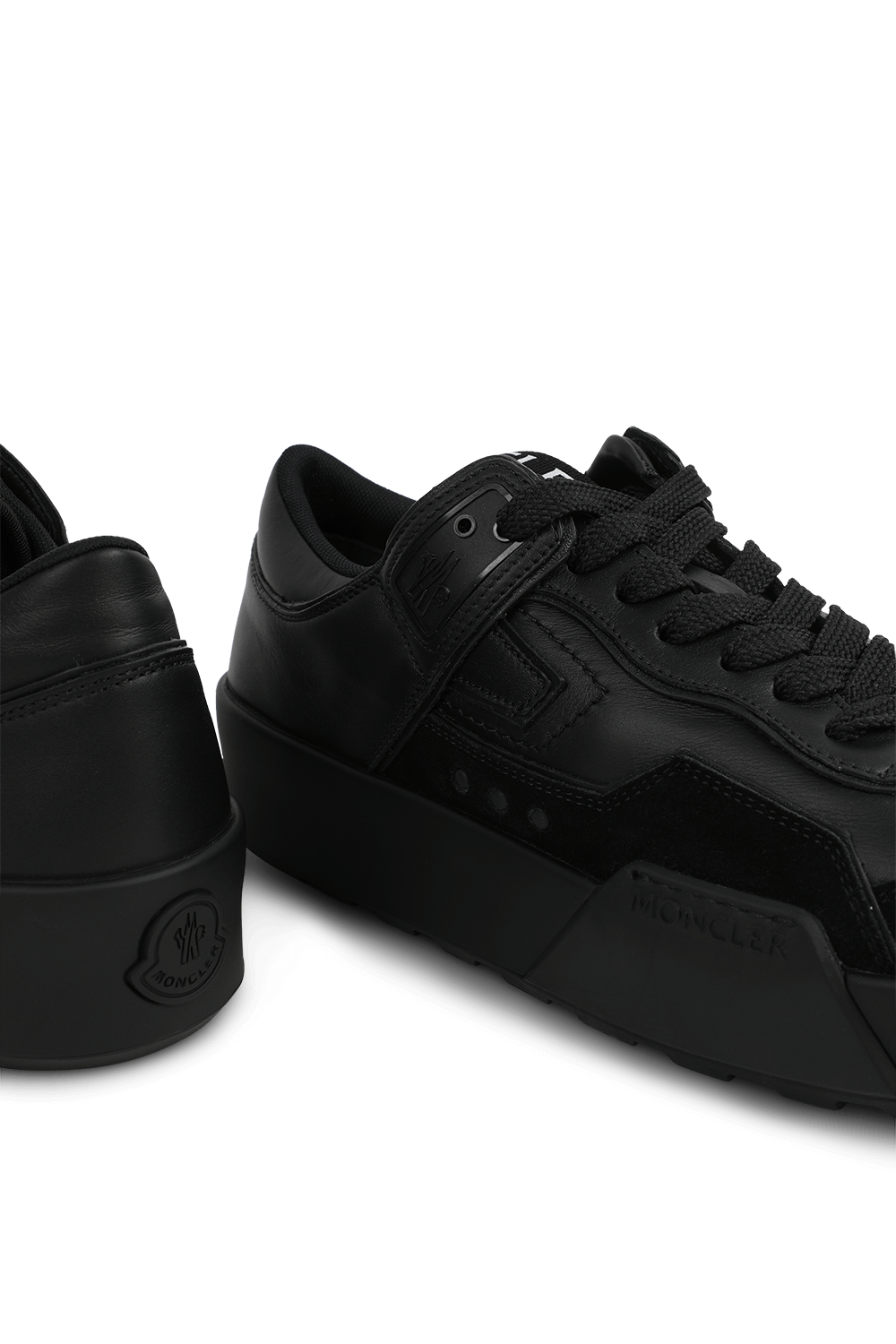 תמונת תקריב של נעלי סניקרס פרומיקס ספייס