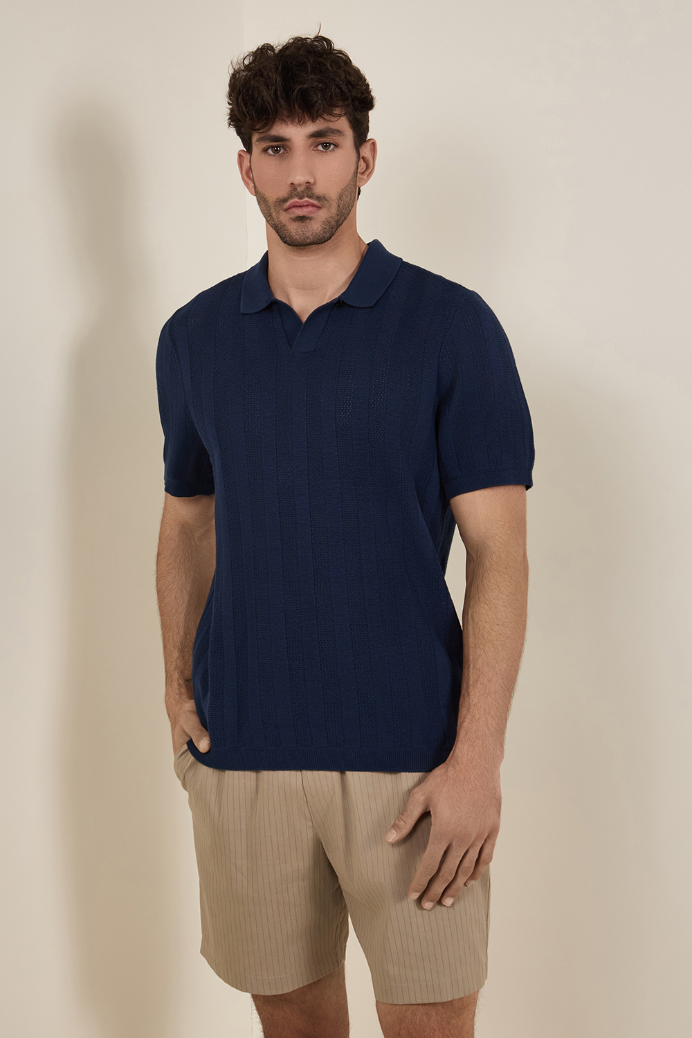 תמונת דוגמן קידמית של Cotton Blend  Ribbed Short-Sleeve Polo Shirt