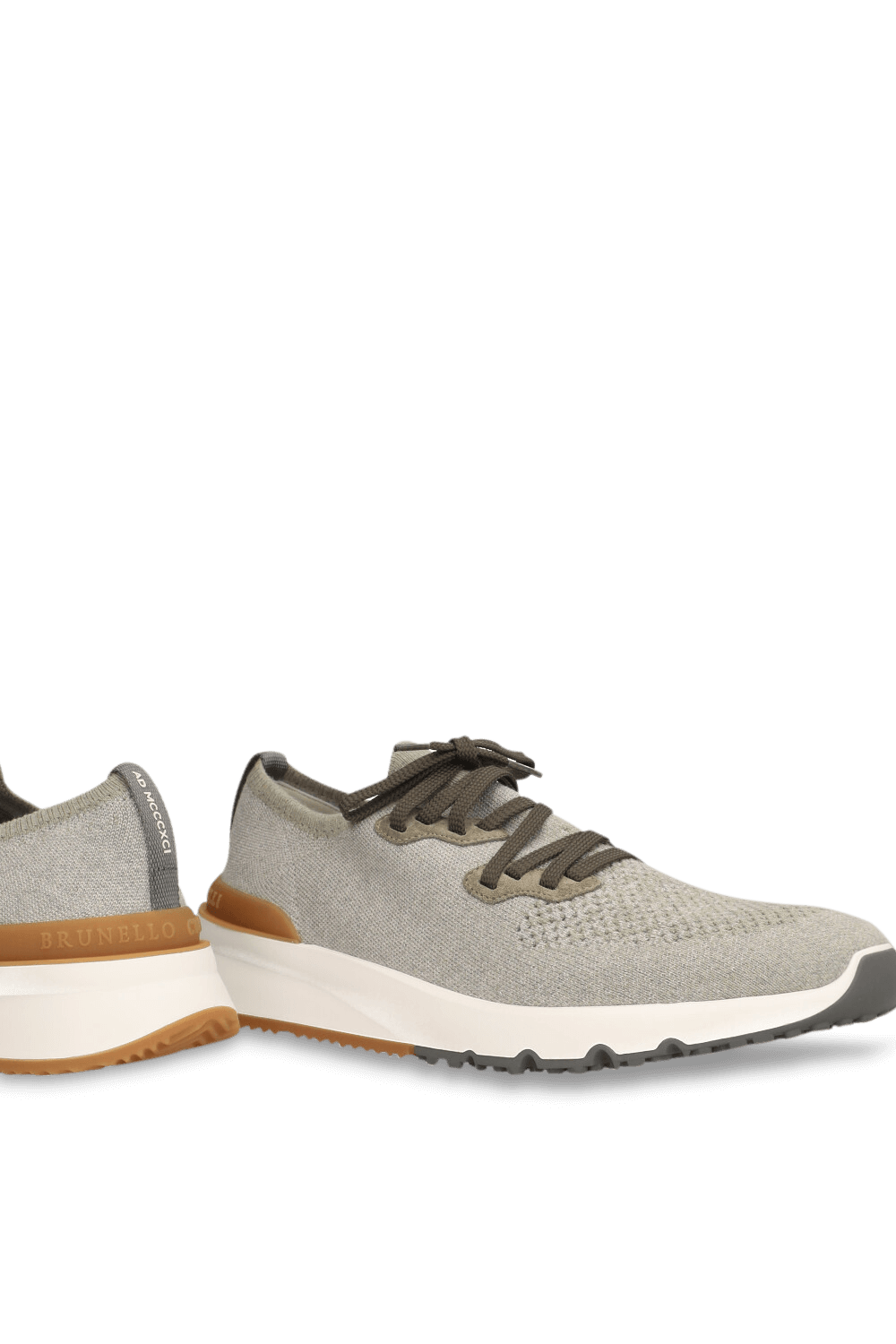 תמונת תקריב של נעלי סניקרס