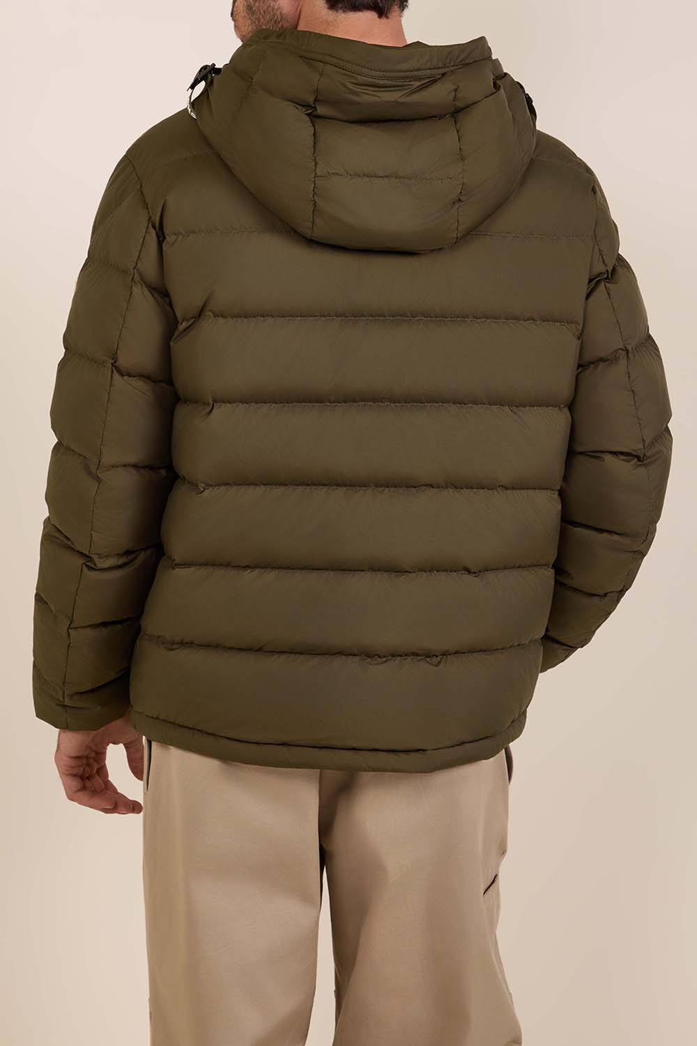 תמונת דוגמן אחורית של מעיל פוך קל