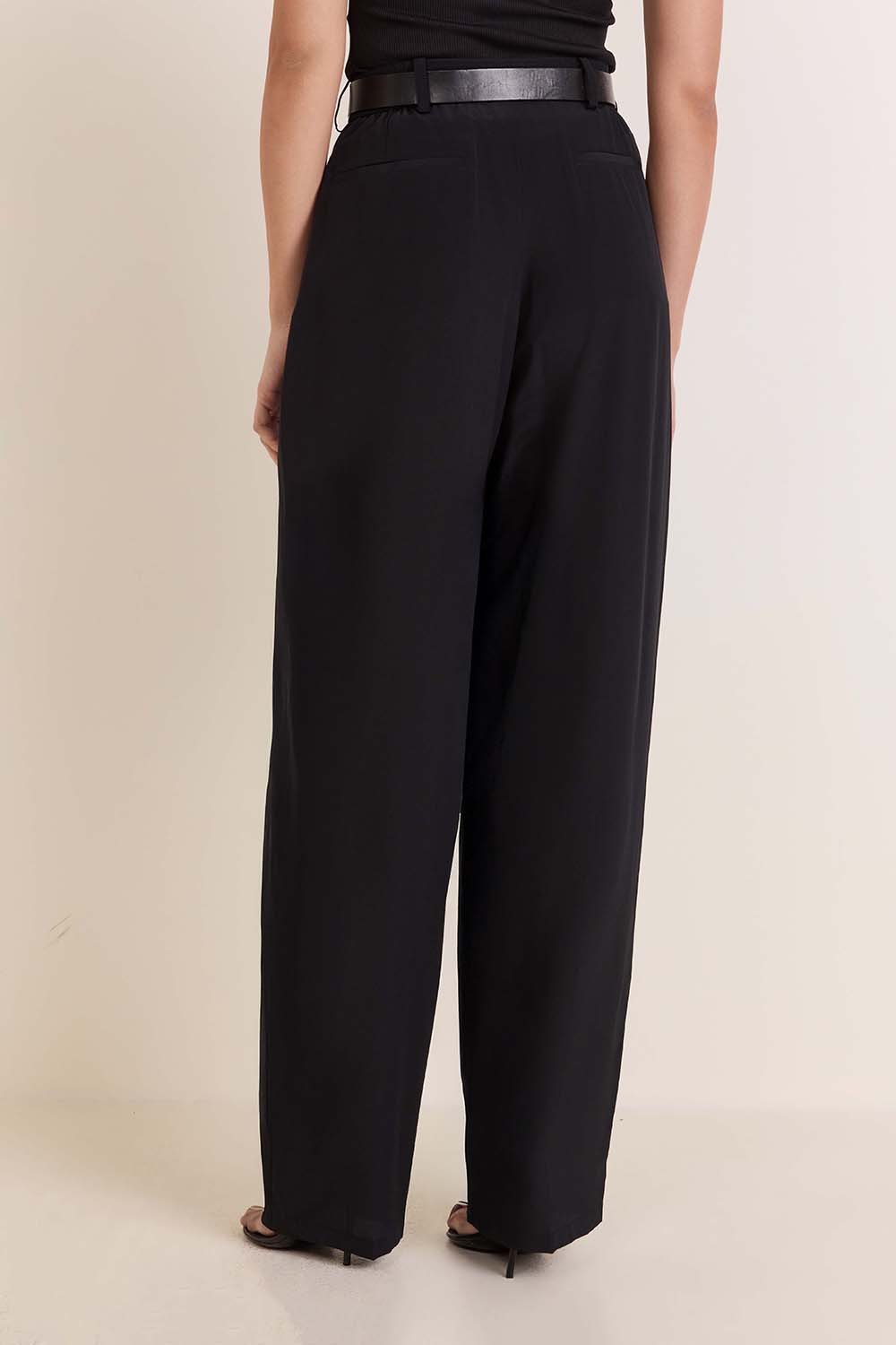 תמונת דוגמן אחורית של מכנסיים רחבים