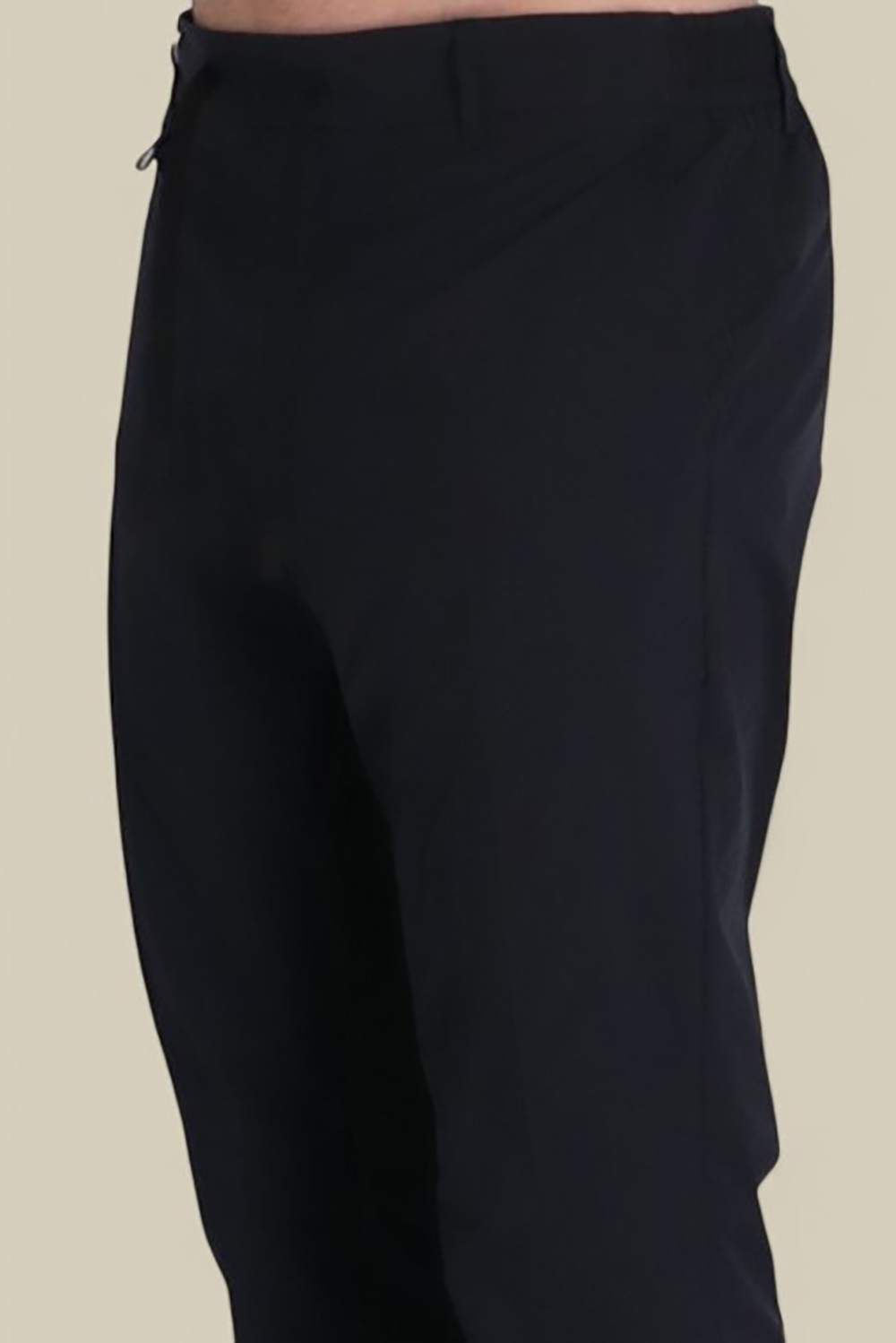 תמונת תקריב דוגמן של מכנסי צ'ינו סלים פיט