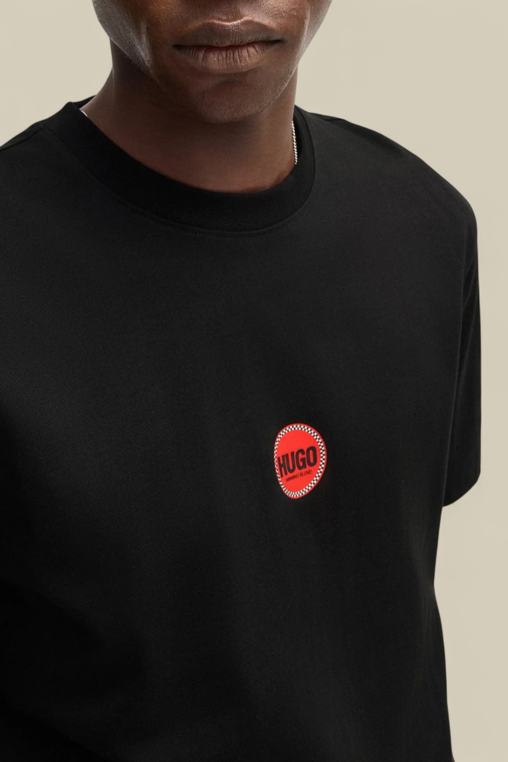 תמונת תקריב דוגמן של חולצת טי