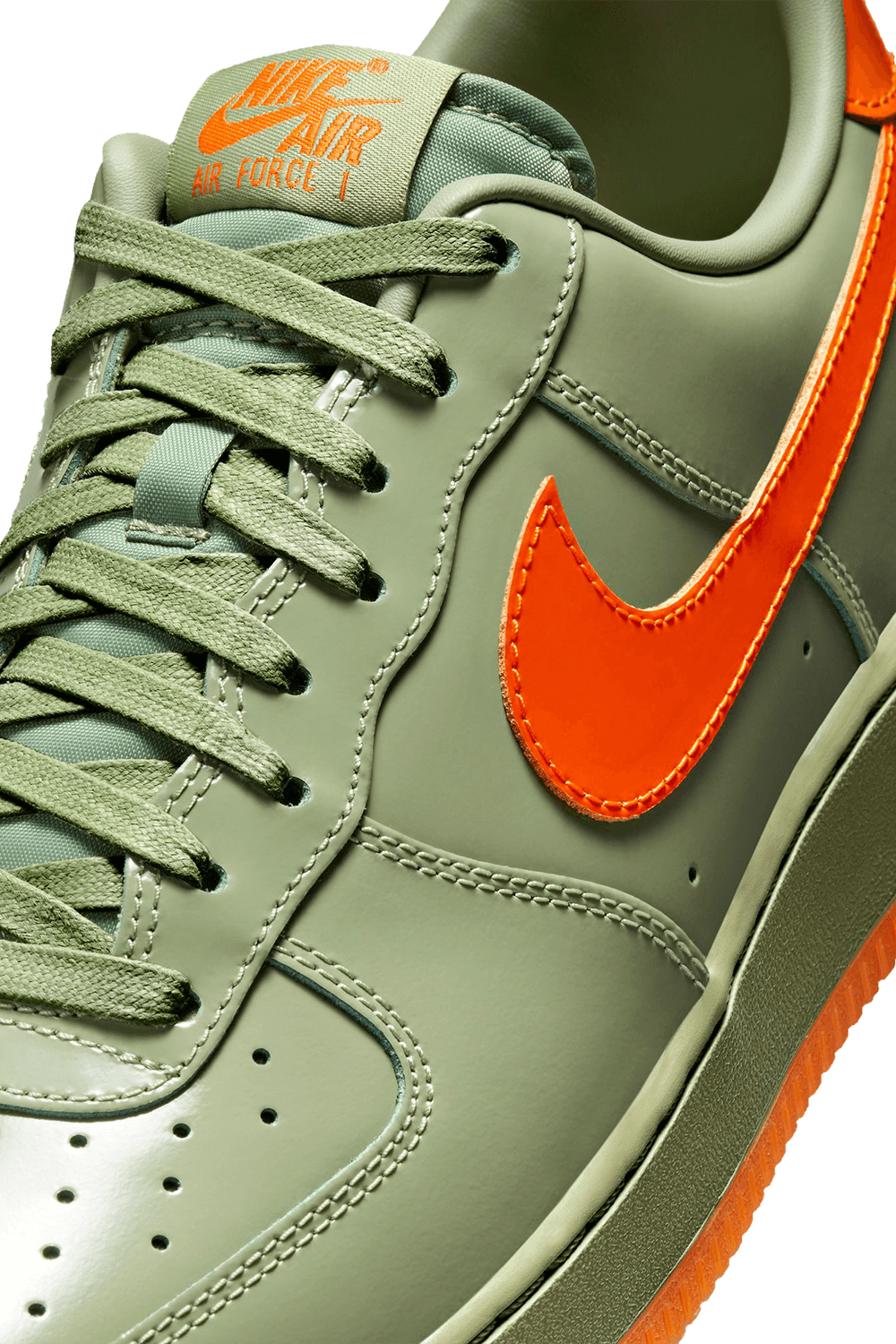 תמונת תקריב של נעלי סניקרס אייר פורס 1 07 פרימיום