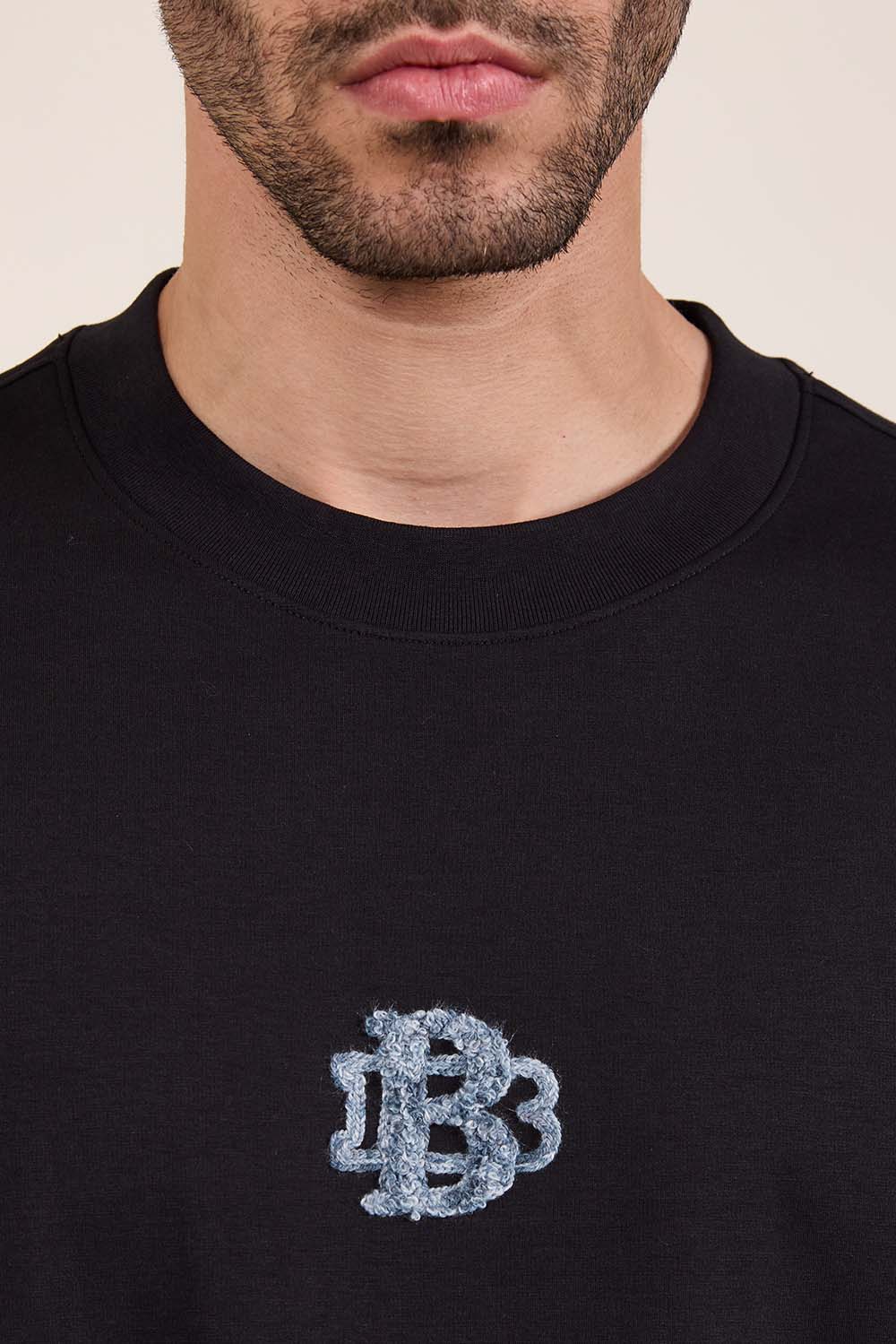 תמונת תקריב דוגמן של חולצת טי אוברסייז