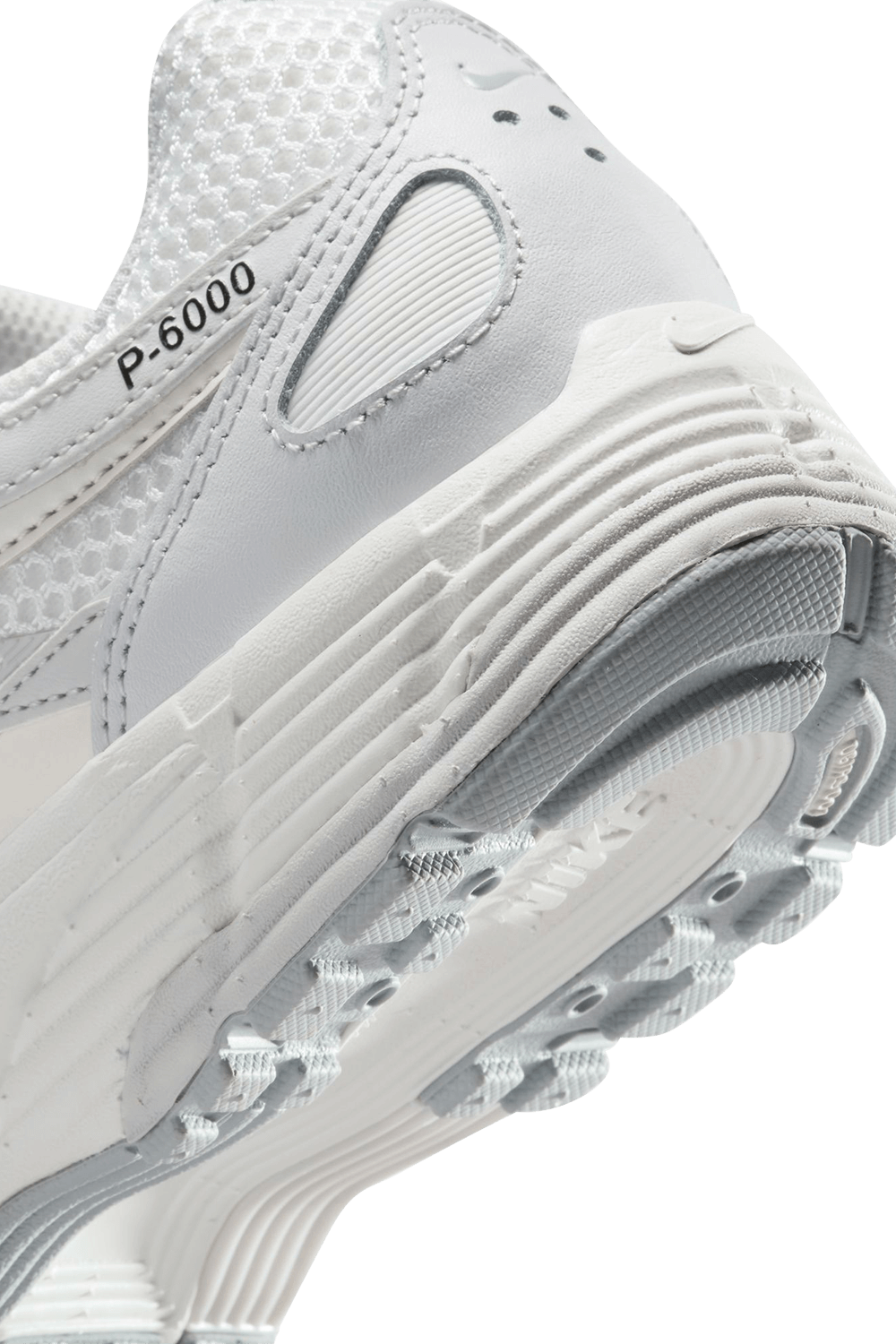 תמונת תקריב של נעלי ריצה פי - 6000