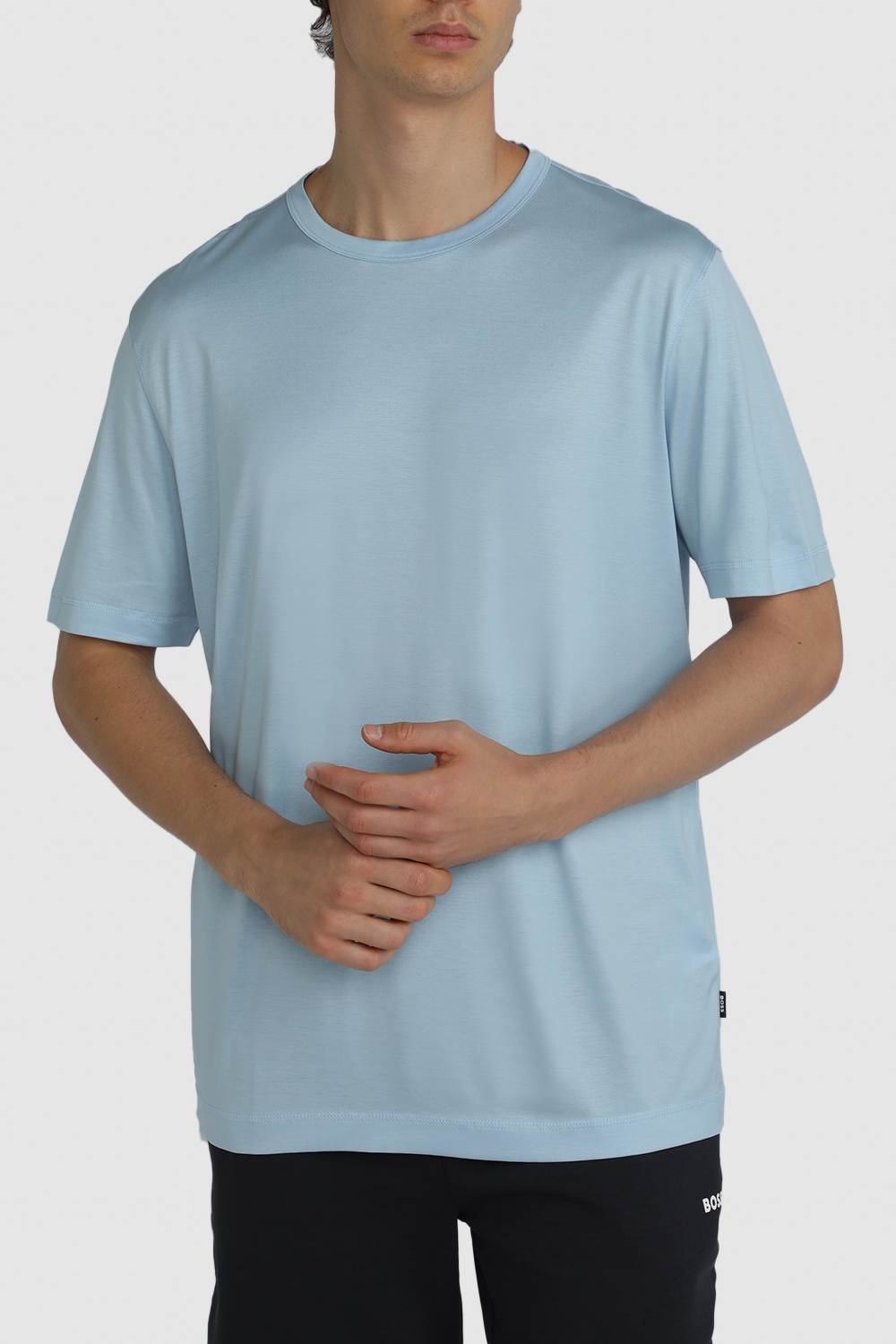 תמונת דוגמן קידמית של חולצת טי קצרה