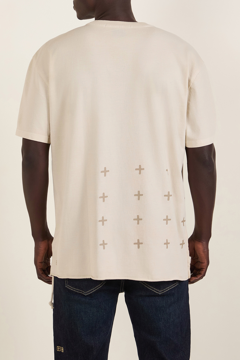 תמונת תקריב דוגמן של חולצת טי ביגי