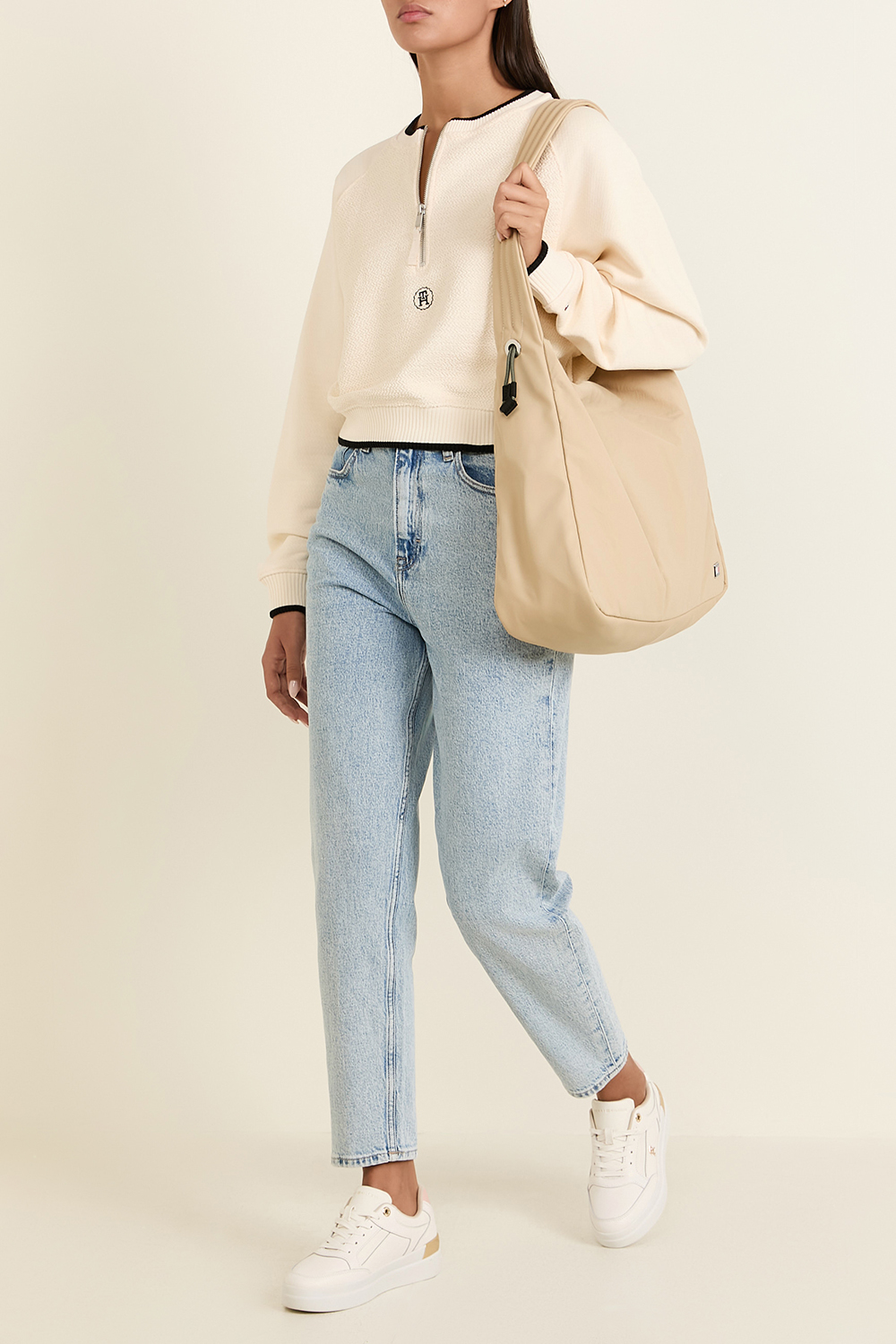 תמונת דוגמן קידמית של תיק כתף מניילון ממוחזר