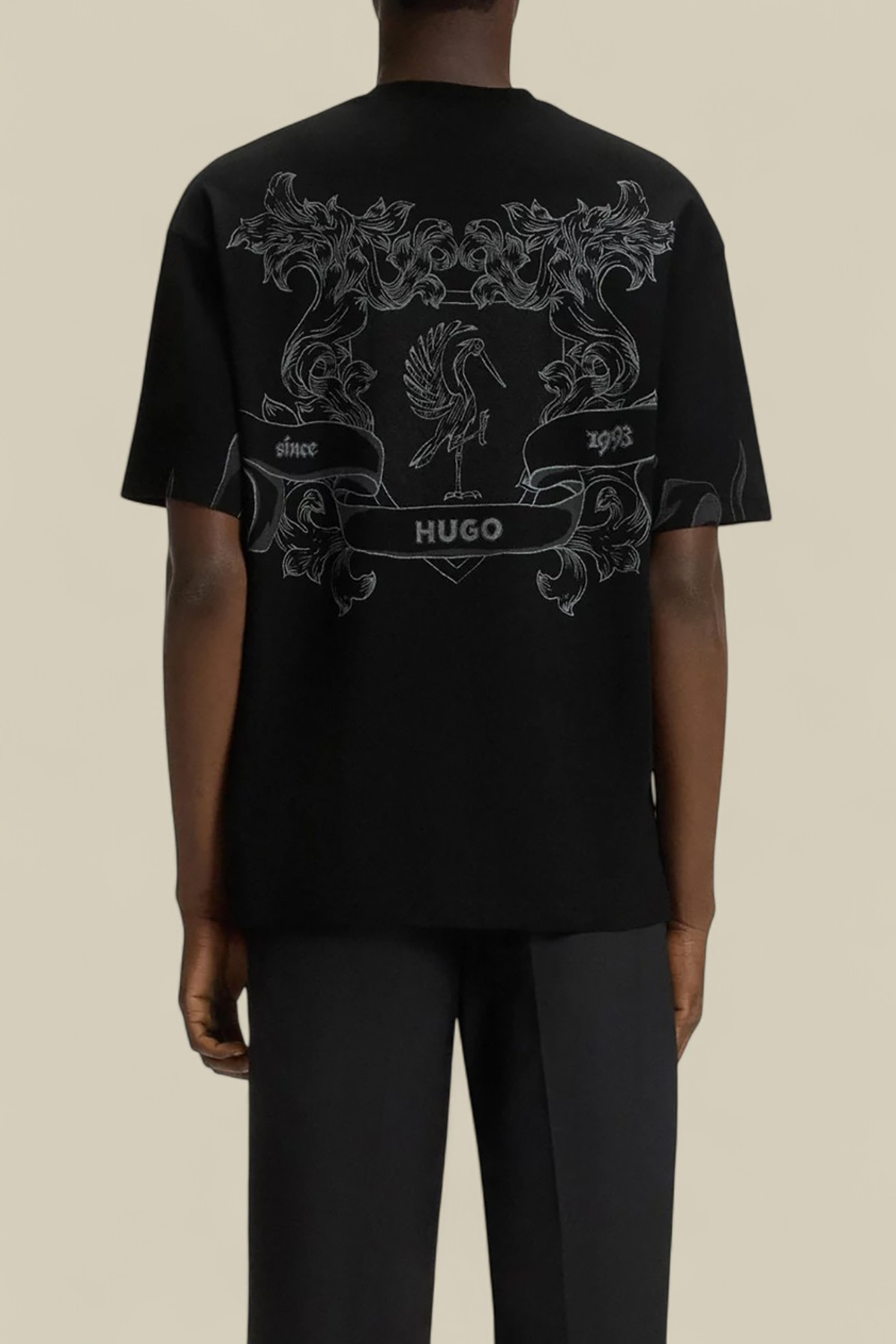 תמונת דוגמן אחורית של חולצת טי אוברסייז