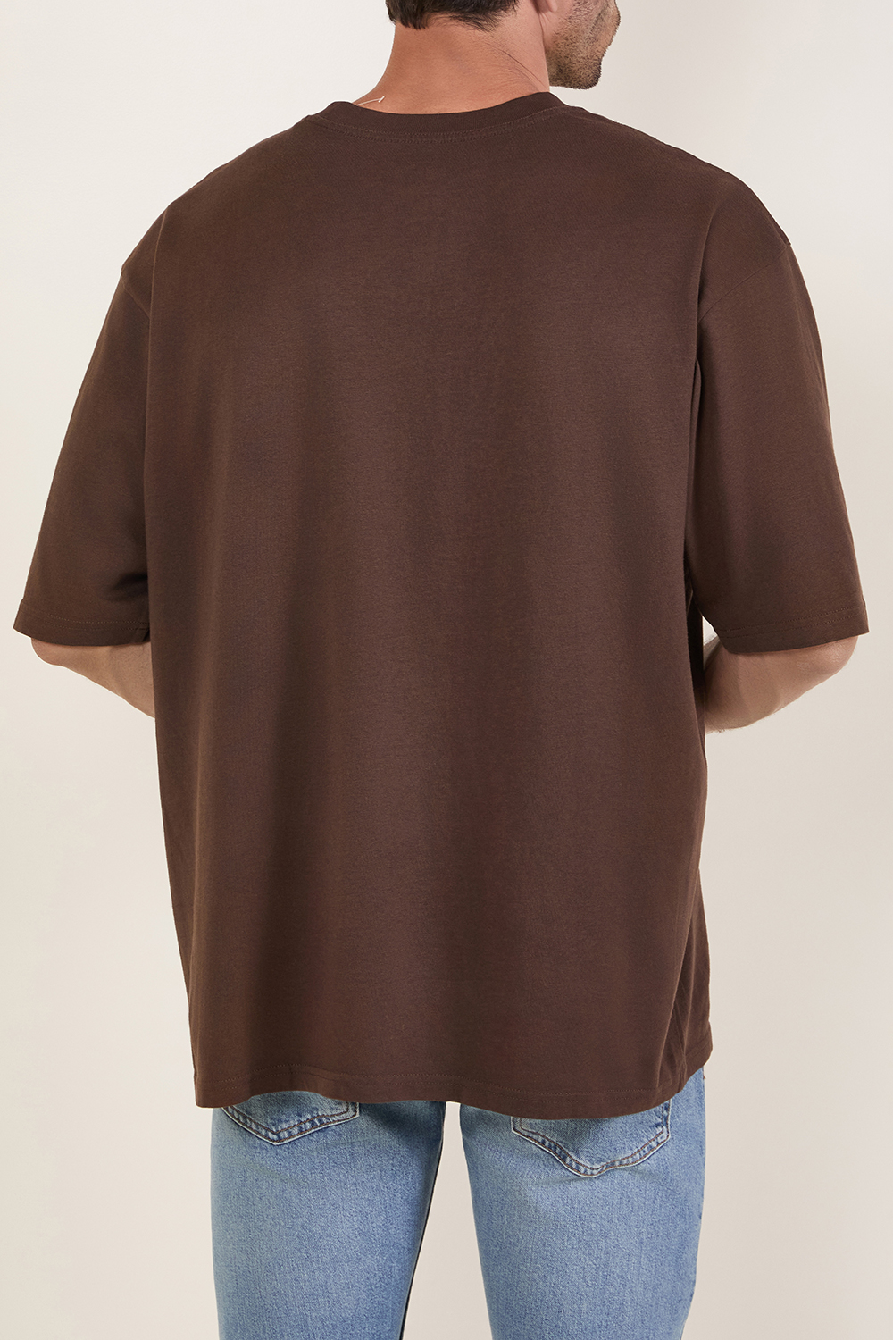 תמונת דוגמן אחורית של חולצת טי