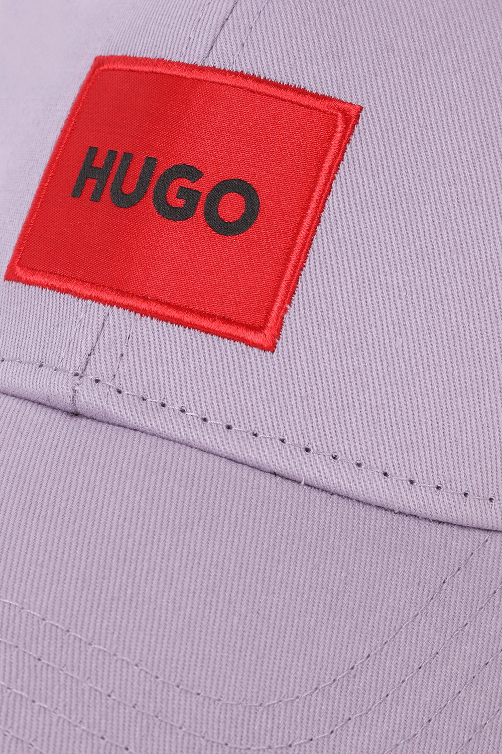 תמונת תקריב של כובע בייסבול סגול עם לוגו פאץ'