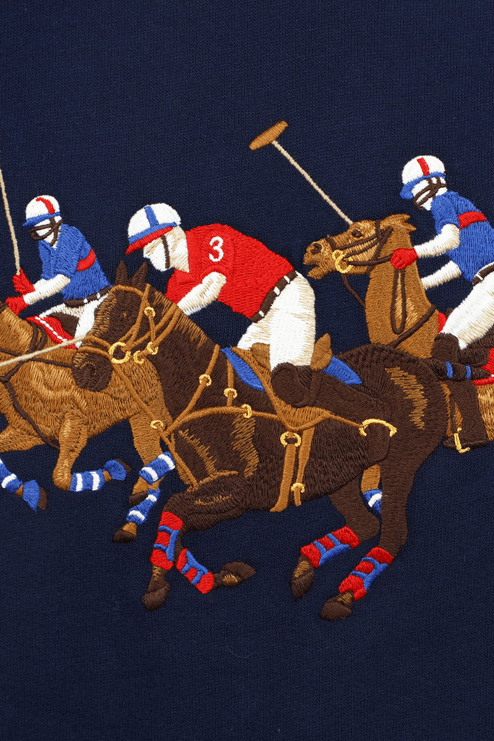 תמונה אחורית של סווטשרט קפוצ'ון עם שחקן פולו רקום בגוון כחול נייבי