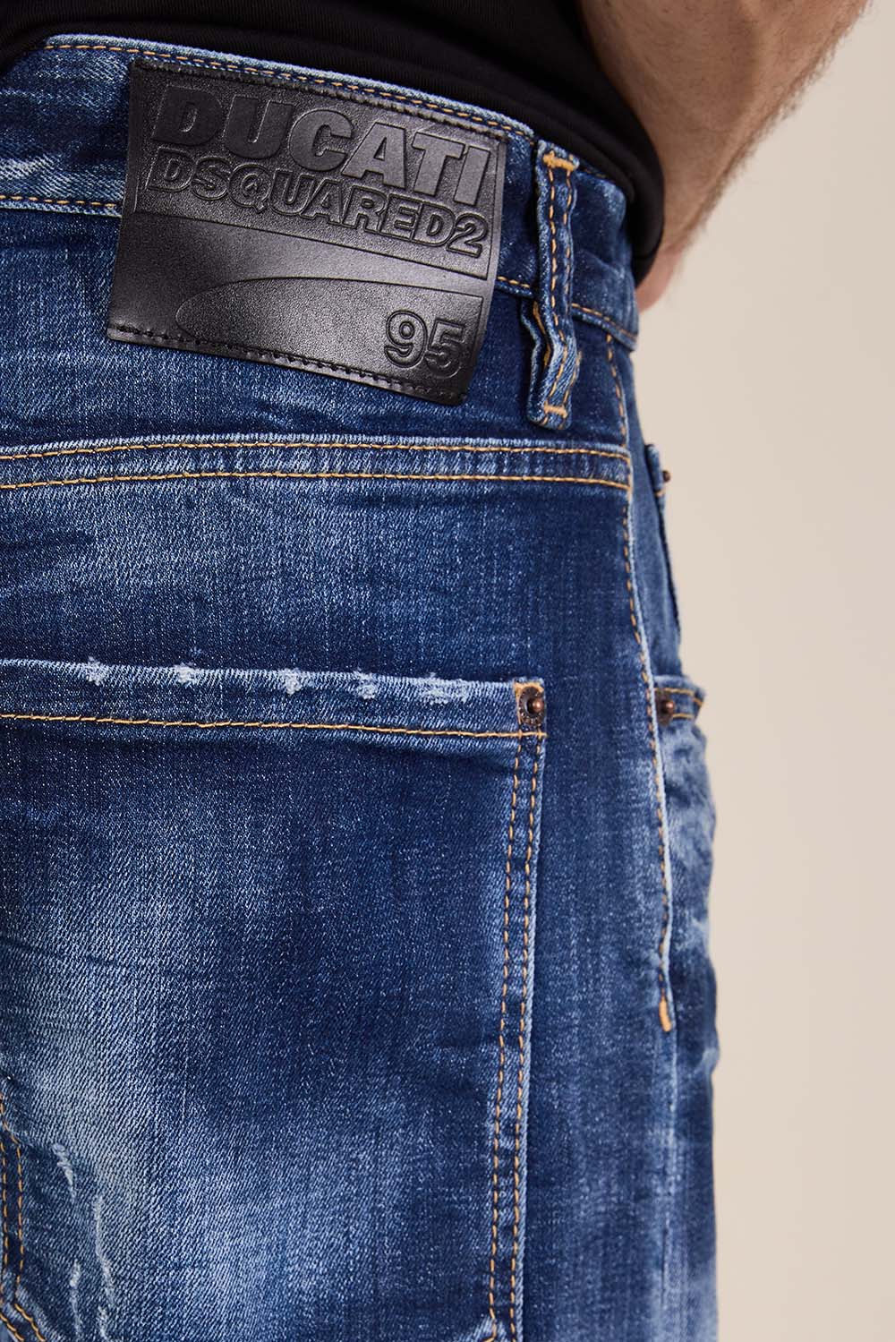 תמונת תקריב דוגמן של מכנסי ג'ינס דוקאטי בגזרה רחבה