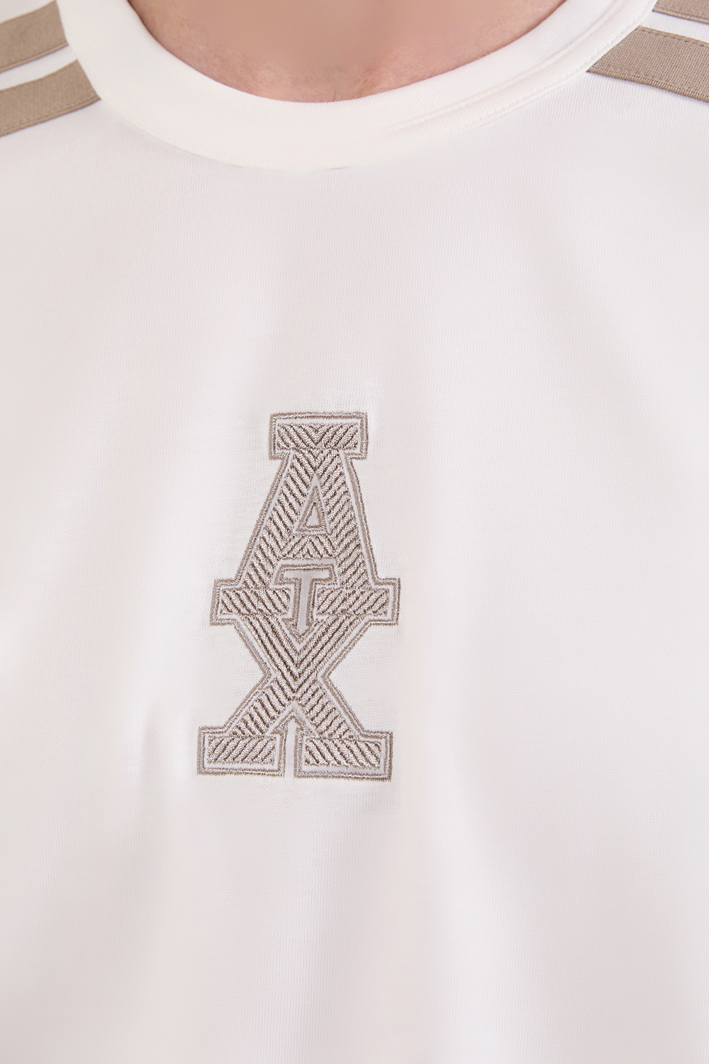 תמונת תקריב דוגמן של חולצת טי