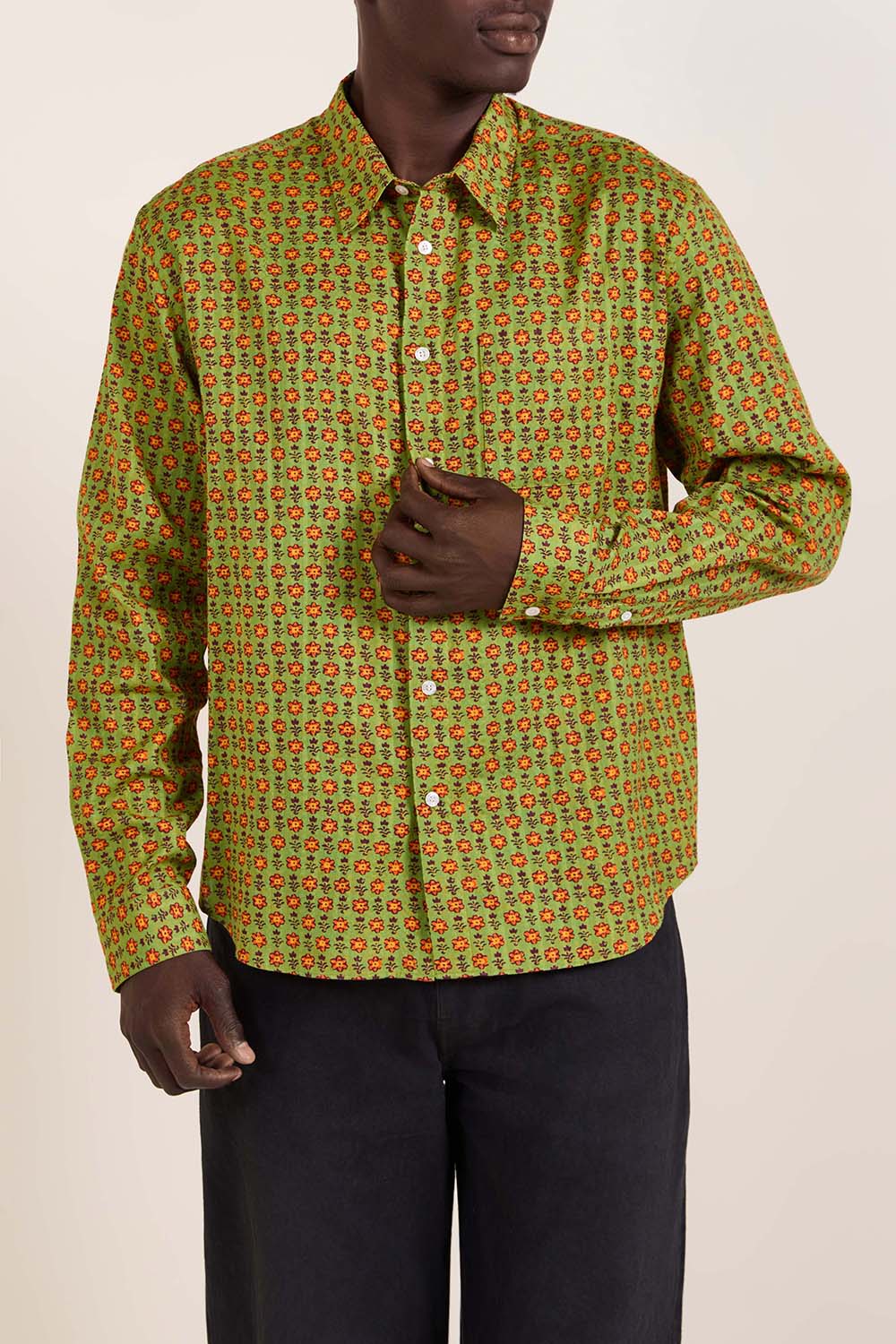 תמונת דוגמן קידמית של חולצת כפתורים