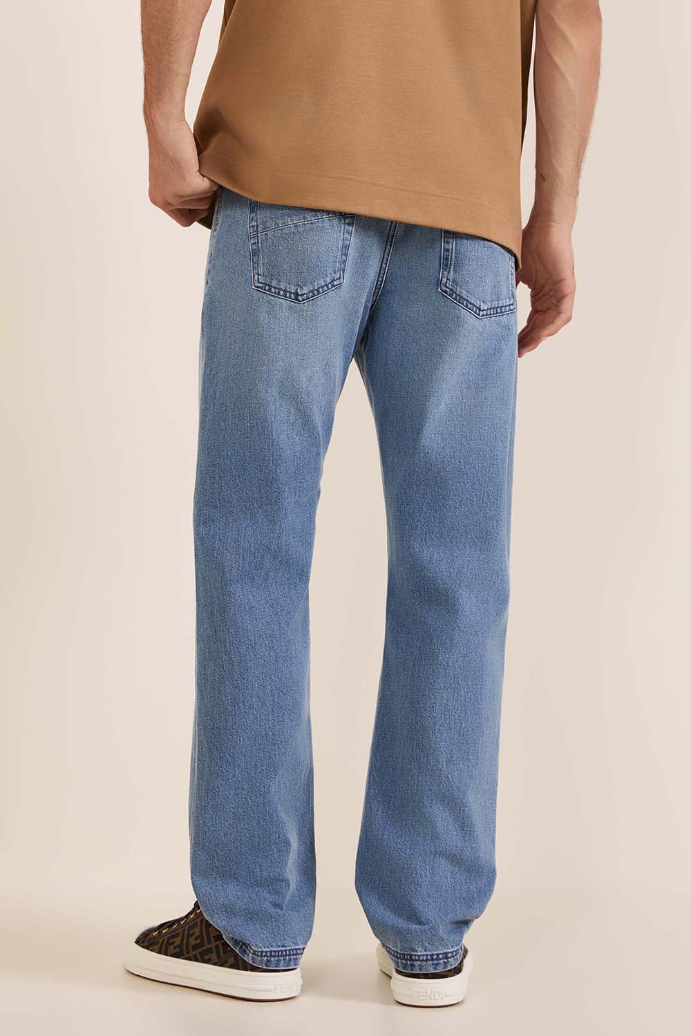 תמונת דוגמן אחורית של מכנסי ג'ינס קלאסיים בגזרה ישרה