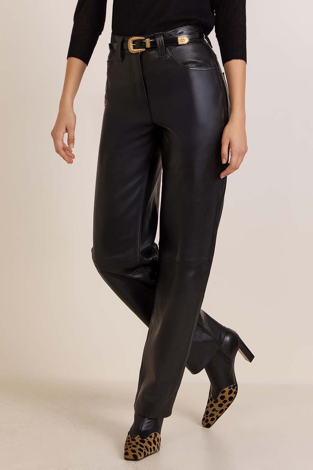 תמונת דוגמן קידמית של מכנסי עור