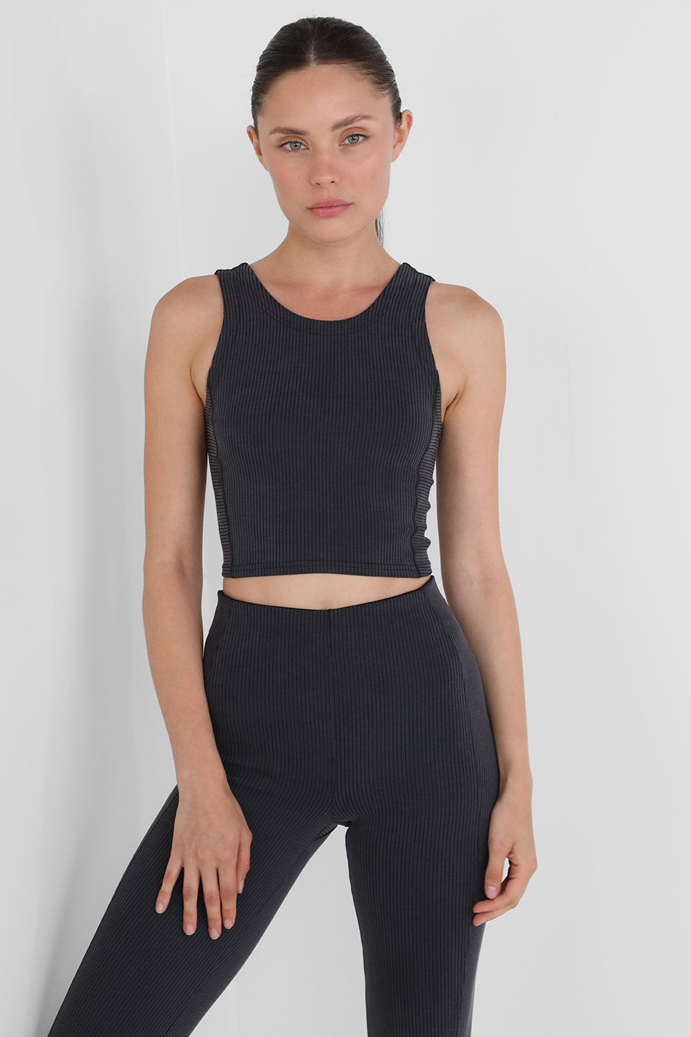 תמונת דוגמן קידמית של Ribbed Softsreme Cropped Tank