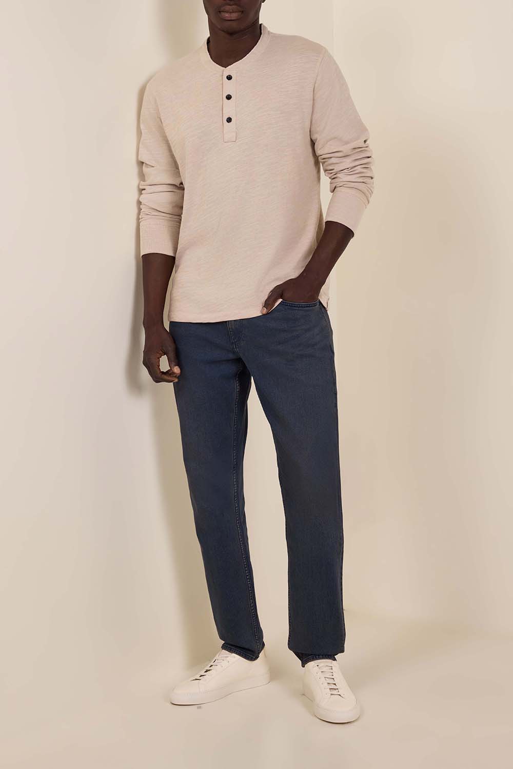 תמונת דוגמן קידמית של נעלי סניקרס