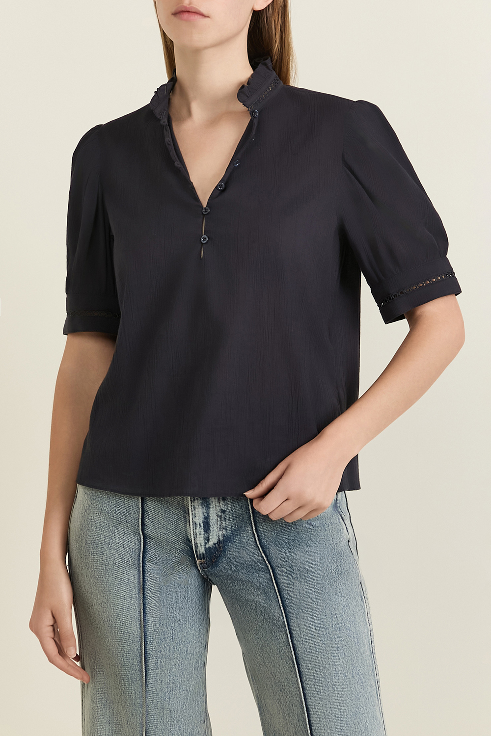 תמונת דוגמן קידמית של חולצה עם צווארון מלמלה