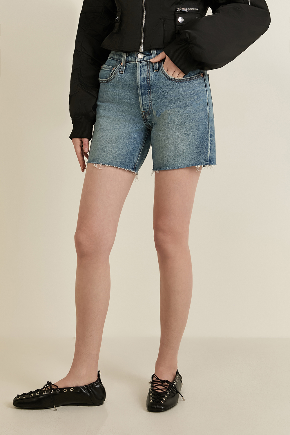 תמונת דוגמן קידמית של מכנסי ג'ינס קצרים 501