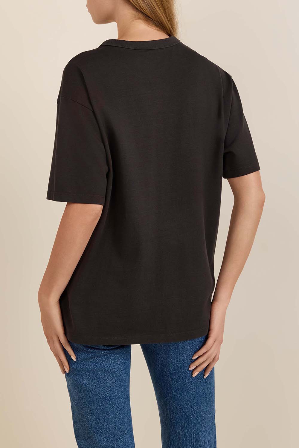 תמונת דוגמן אחורית של חולצת טי