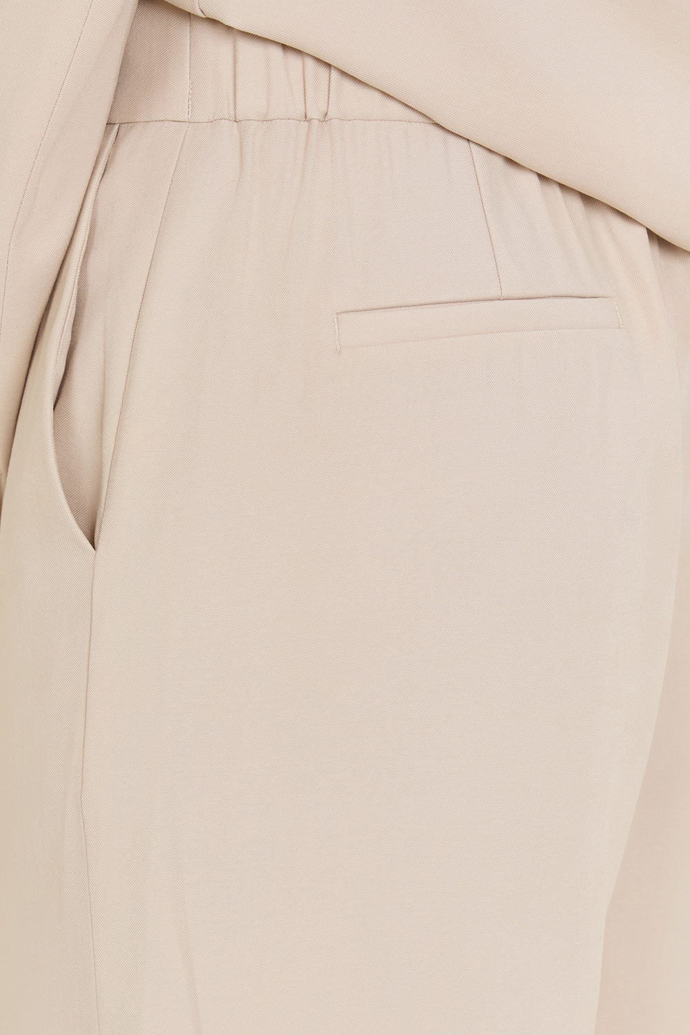 תמונת תקריב דוגמן של מכנסי ברמודה