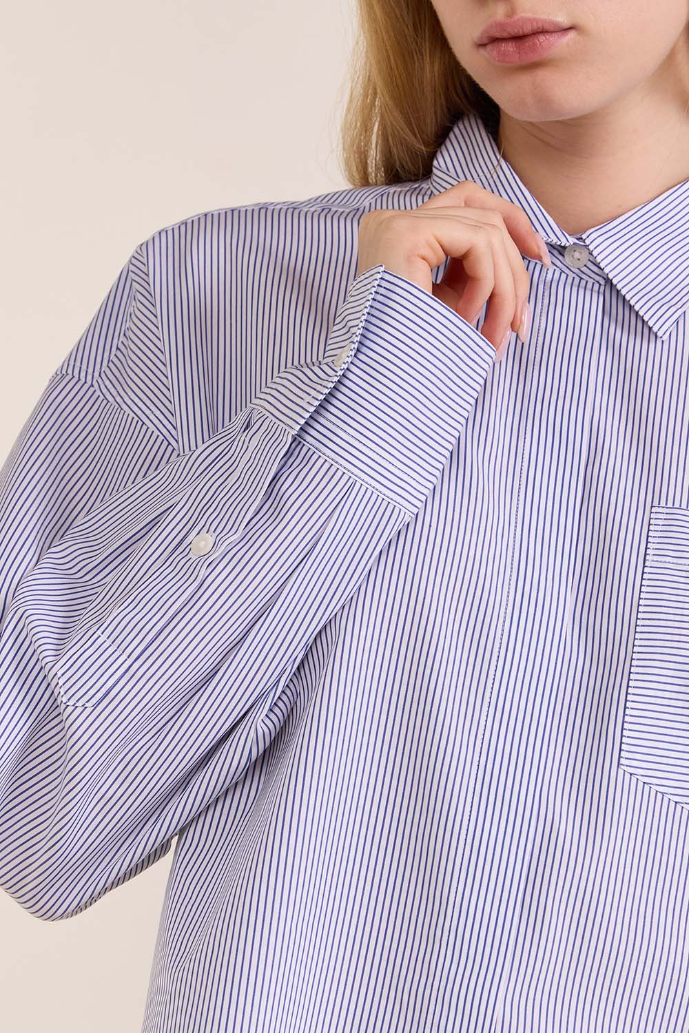 תמונת תקריב דוגמן של חולצת כפתורים קרופ