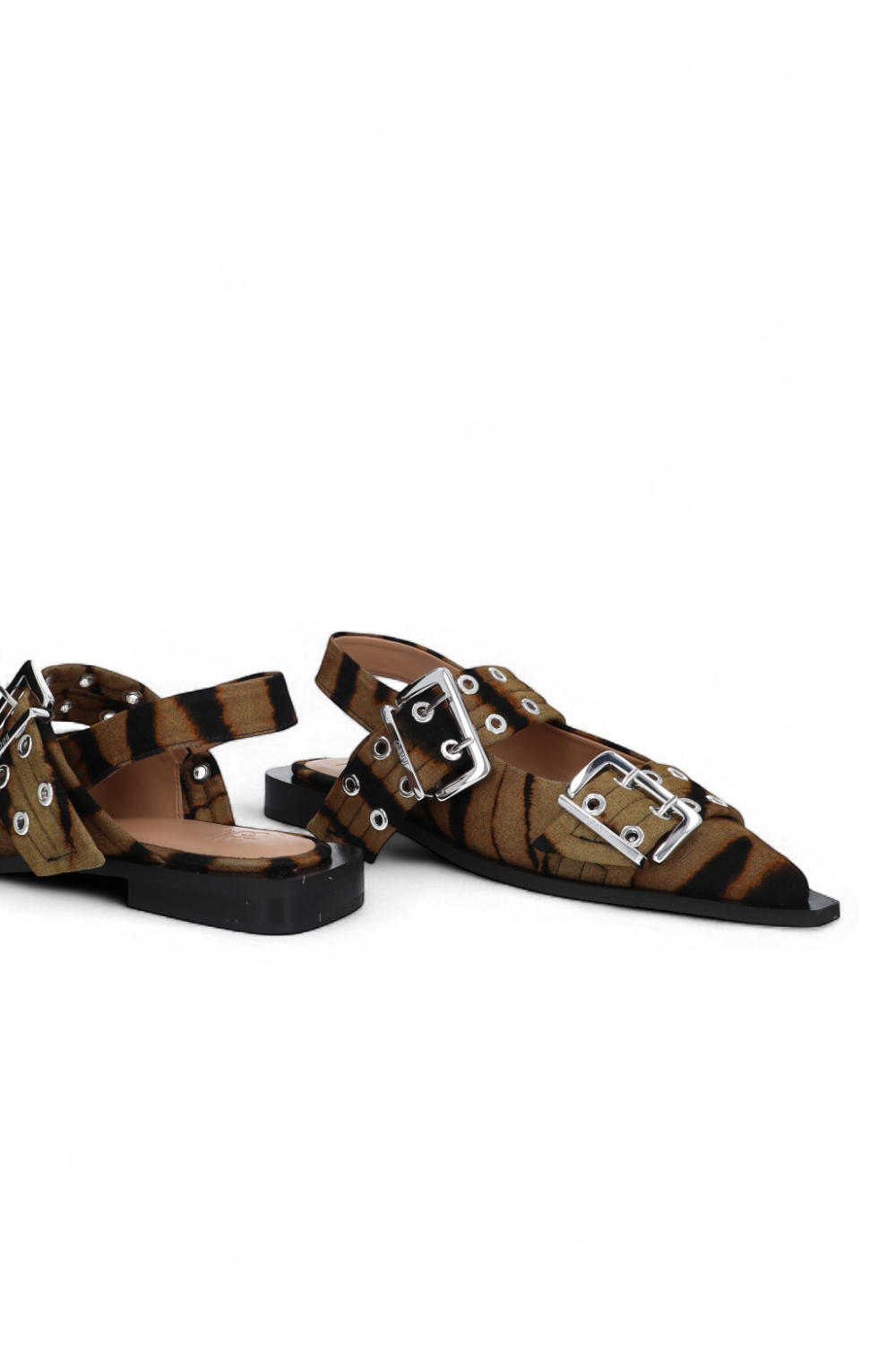 תמונת תקריב של נעלי בלרינה סלינג בק