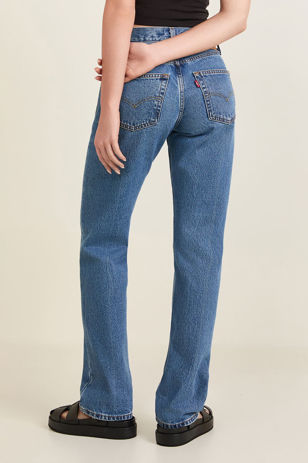 תמונת דוגמן אחורית של מכנסי ג'ינס 501 90S בגזרה ישרה