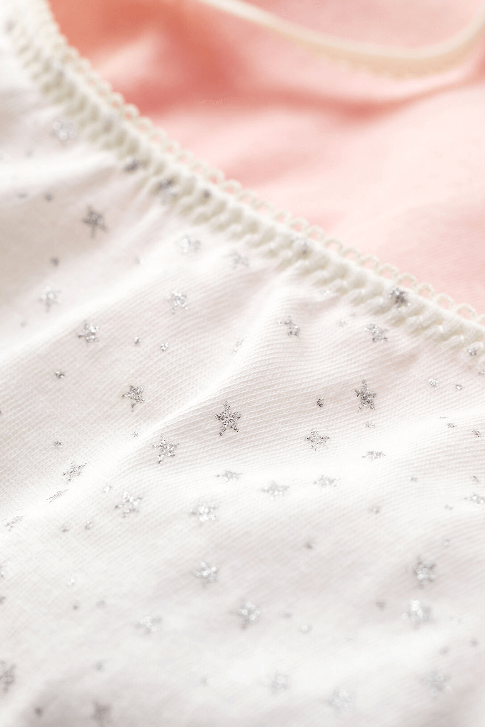 תמונת תקריב של גילאי 10-14 מארז של שתי גוזיות לילדות