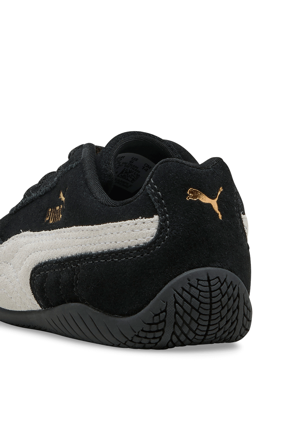 תמונת תקריב של נעלי סניקרס ספידקאט