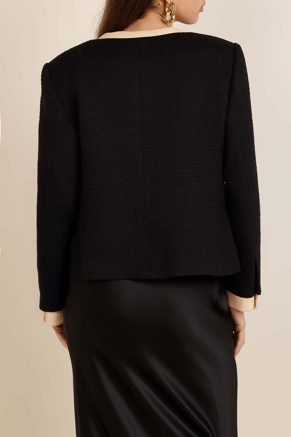 תמונת דוגמן אחורית של ז'קט טוויד