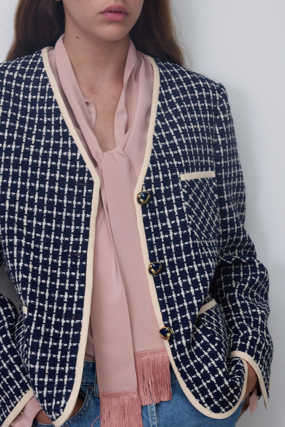 תמונת תקריב דוגמן של ז'קט מחויט