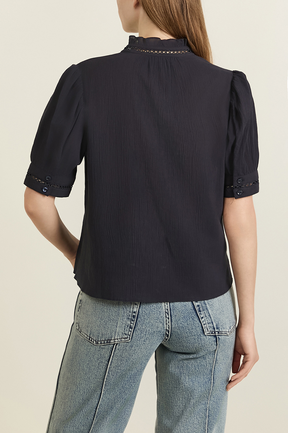 תמונת דוגמן אחורית של חולצה עם צווארון מלמלה