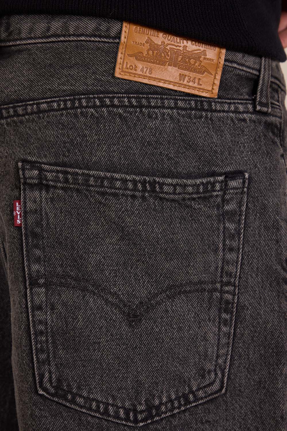 תמונת תקריב דוגמן של מכנסי ג'ינס קצרים 478