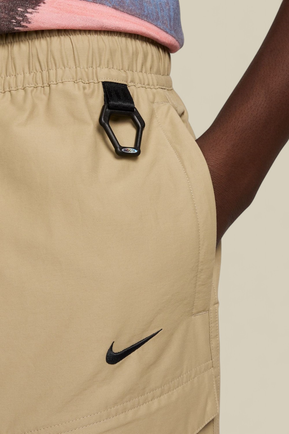 תמונת תקריב דוגמן של מכנסי קרגו