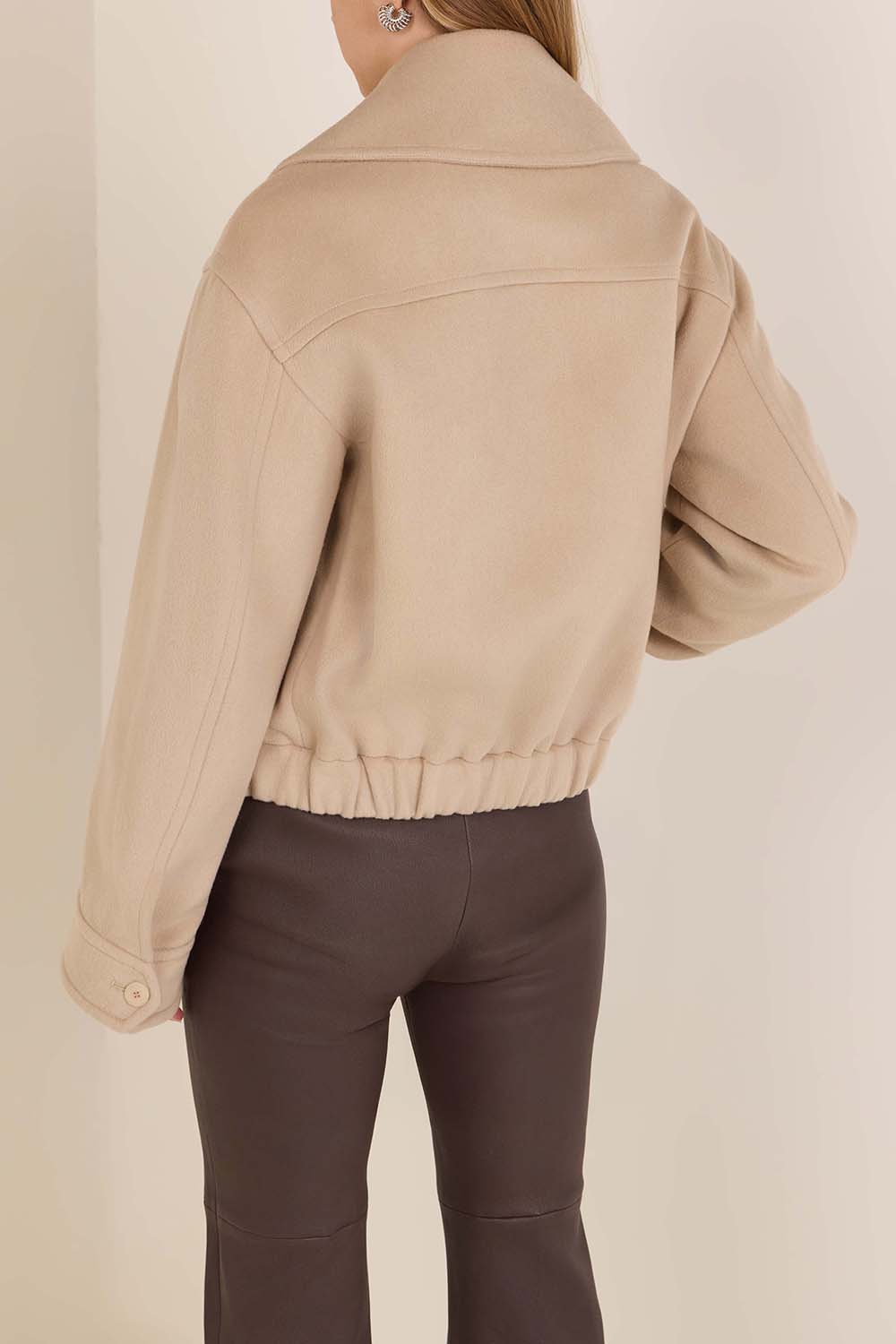 תמונת דוגמן אחורית של ז'קט צמר וקשמיר