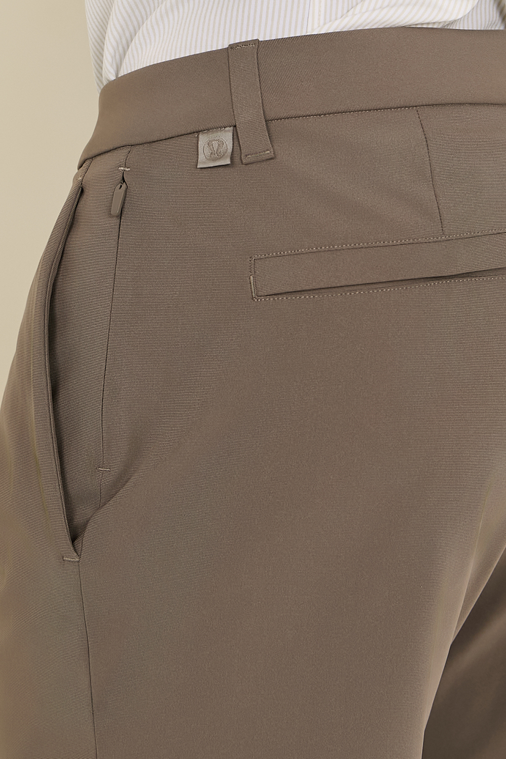 תמונת תקריב דוגמן של ABC Slim-Fit Trouser 32''L Warpstreme