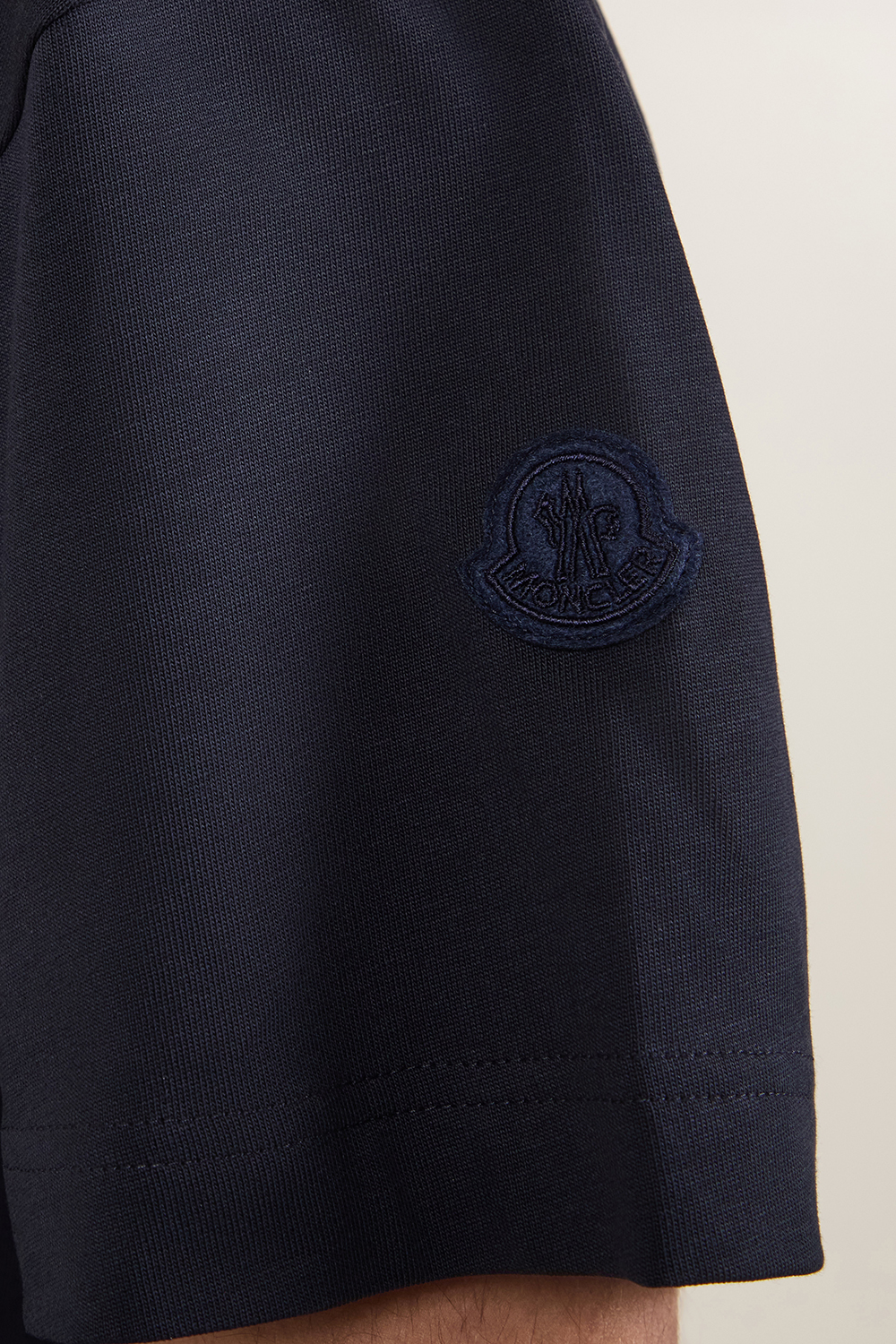 תמונת תקריב דוגמן של חולצת טי