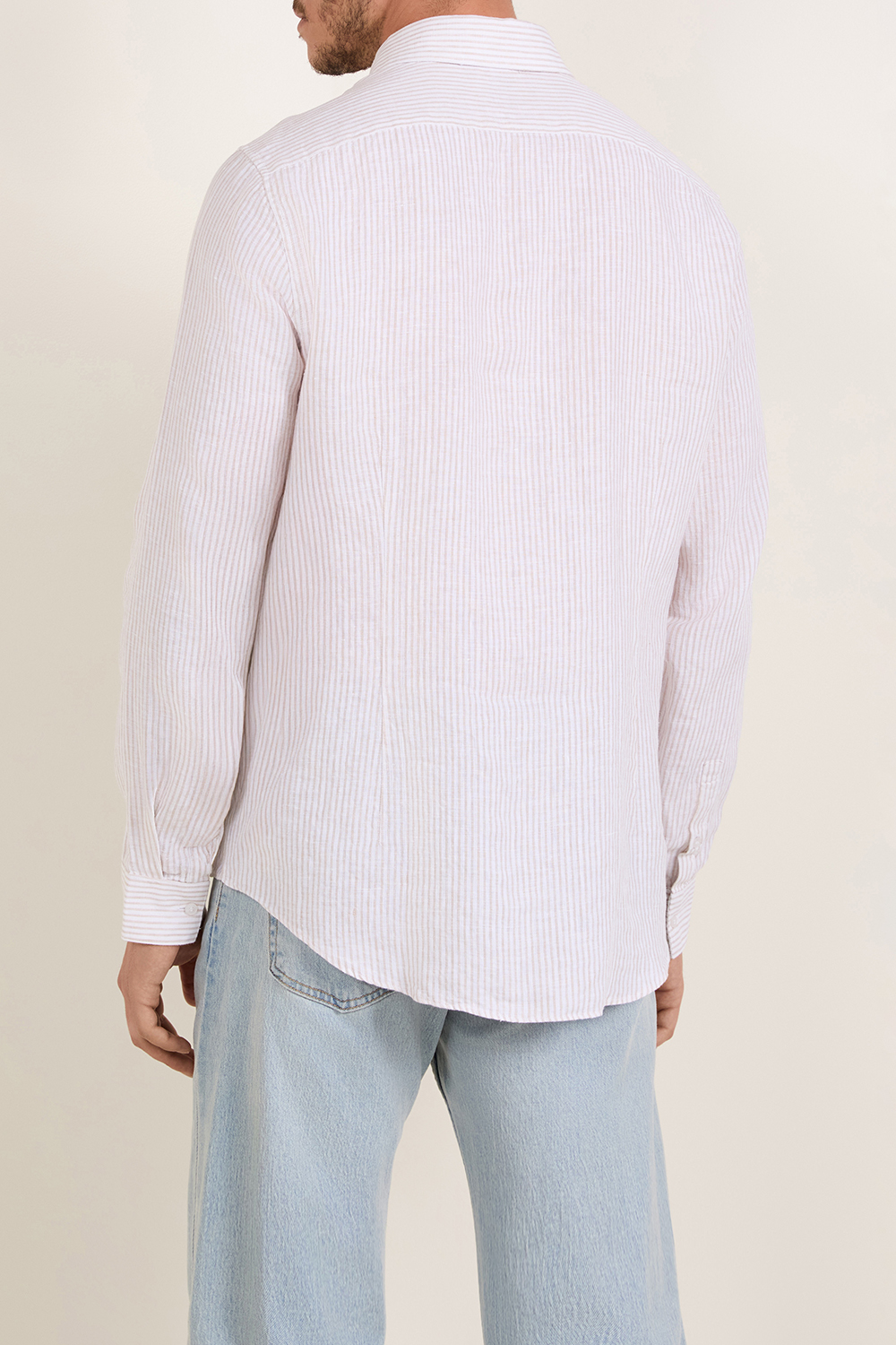 תמונת דוגמן אחורית של חולצת כפתורים סלים פיט