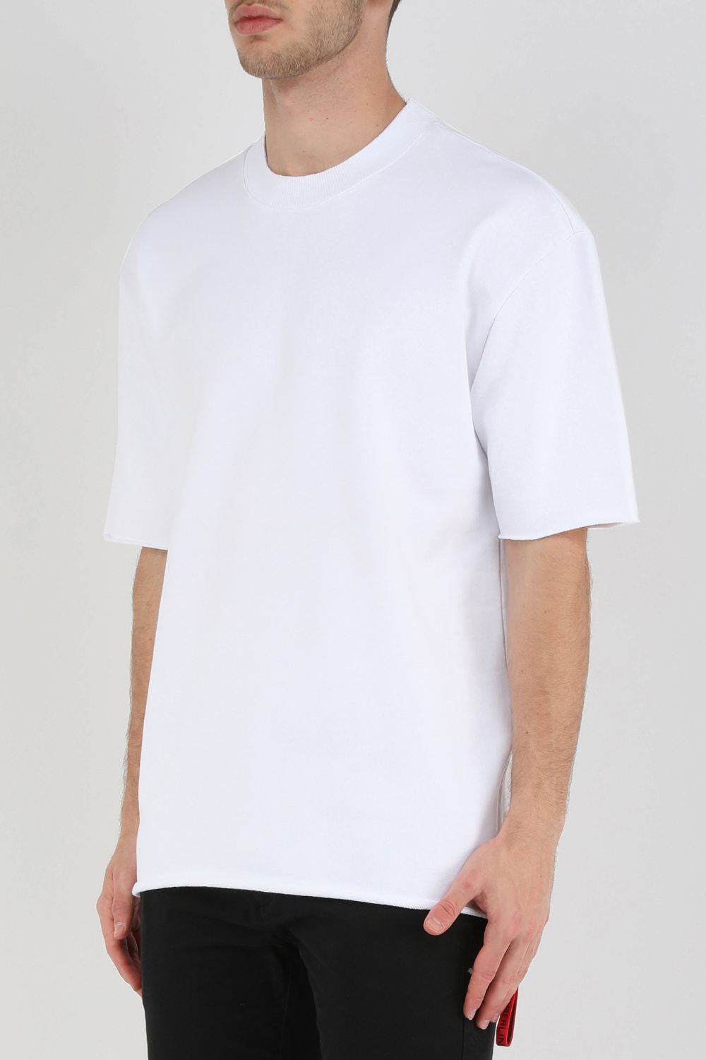 תמונת דוגמן קידמית של חולצת טי לבנה בגזרת אוברסייז