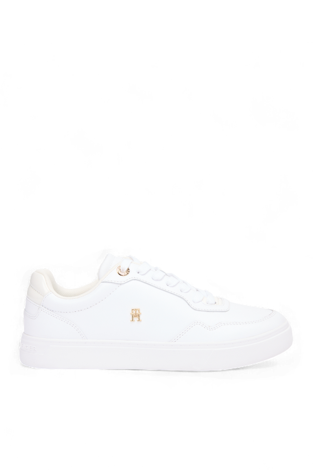 תמונה קידמית של נעלי סניקרס