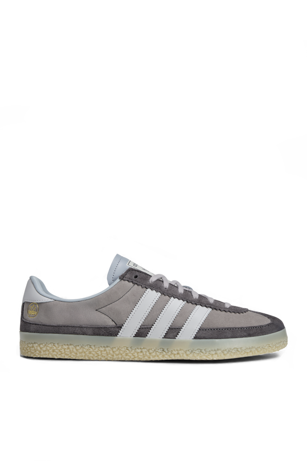 תמונה קידמית של נעלי סניקרס